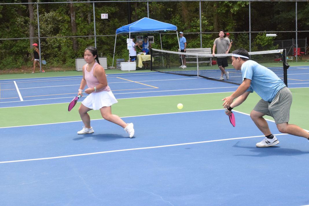 Pickleball tournament draws people to local neighborhood's courts The